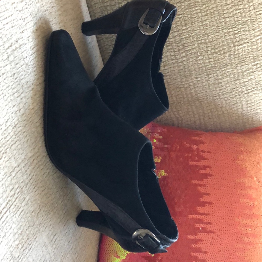 Liz Claiborne leather Ankle boot...